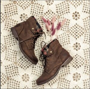 NWOT Rock And Candy Faux Suede Lace Up Anne Of Green Gables Boots